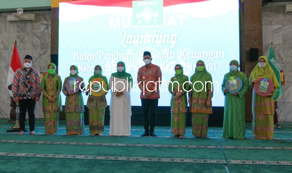 APRESIASI - Bupati Sidoarjo Ahmad Muhdlor mengapresiasi Layanan Keuangan Nahdlatut Tujjar Digital Syariah (NTDS) yang diluncurkan Gubernur Jatim Khofifah Indar Parawansa bersamaan Harlah Muslimat NU ke 76 di Masjid Agung Sidoarjo, Minggu (27/03/2022).