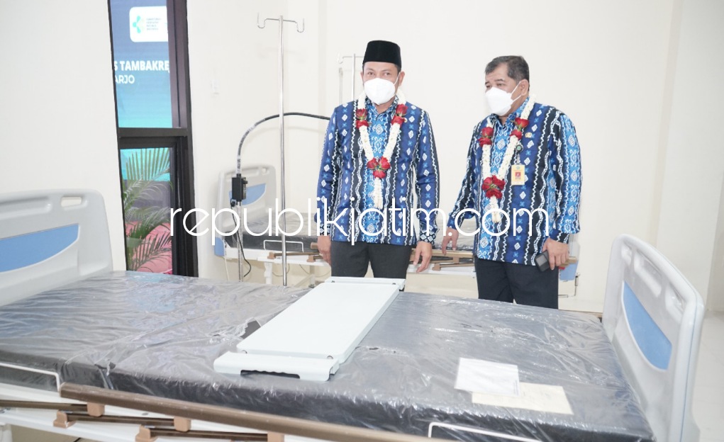 RESMIKAN - Untuk meningkatkan pelayanan kesehatan masyarakat di wilayah Sidoarjo utara, Wakil Bupati (Wabup) Sidoarjo, Subandi meresmikan UPT Puskesmas Tambakrejo, Kecamatan Waru, Sidoarjo, Senin (28/03/2022).