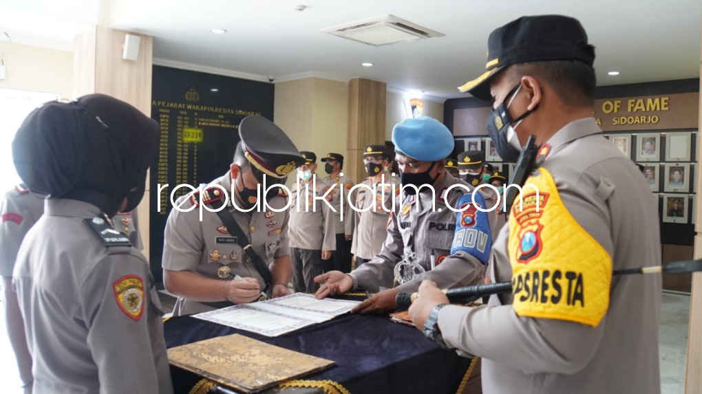 SERTIJAB - Kapolresta Sidoarjo Kombes Pol Kusumo Wahyu Bintoro memimpin serah terima jabatan (sertijab) Kabagren Polresta Sidoarjo dan Kapolsek Tanggulangin di ruang lobi Polresta Sidoarjo, Selasa (29/03/2022).