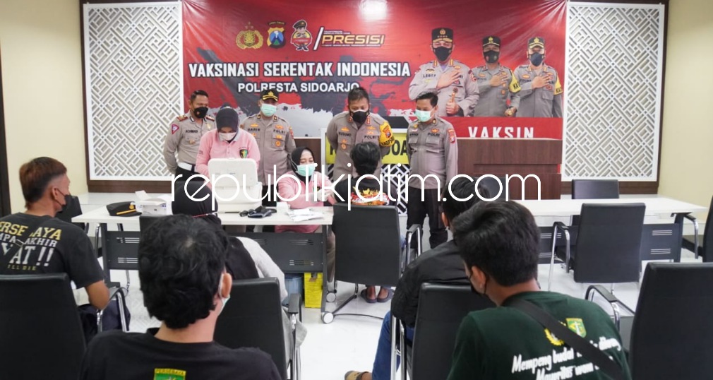 VAKSIN - Kapolresta Sidoarjo Kombes Pol Kusumo Wahyu Bintoro bersama pejabat utama Polresta Sidoarjo mengikuti zoom meeting vaksinasi serentak Indonesia pimpinan Kapolri dari Jakarta di Gedung Satuan Lantas Polresta Sidoarjo, Selasa (29/03/2022).