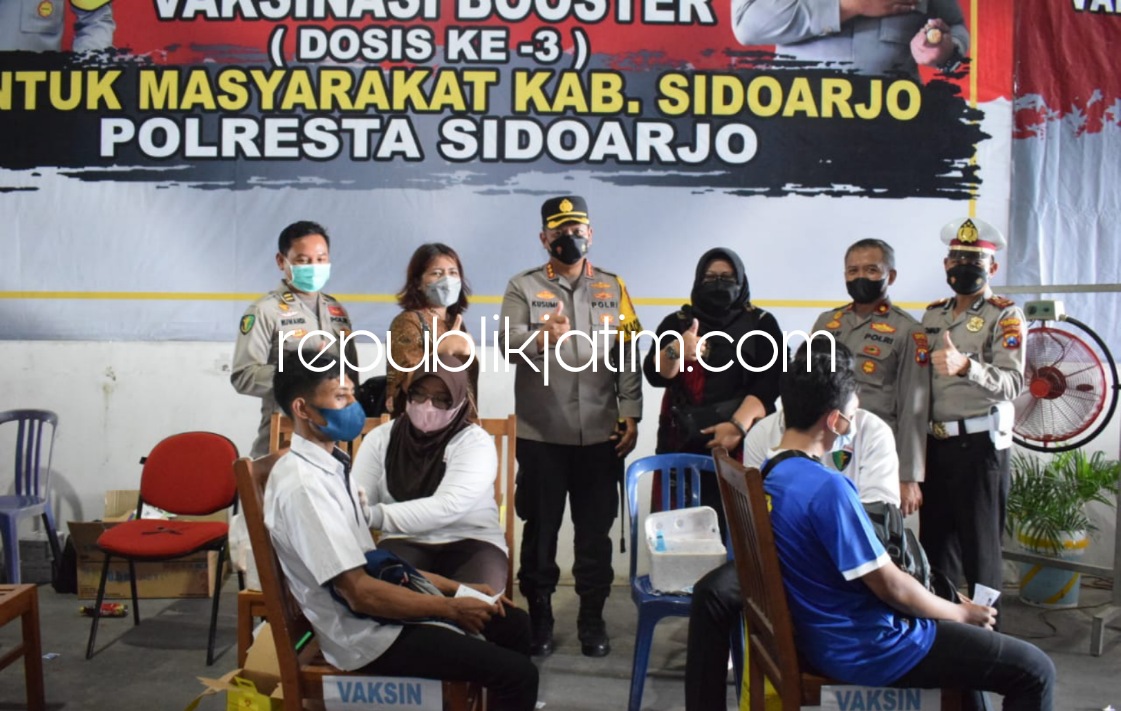 VAKSIN - Bersamaan zoom meeting vaksinasi serentak Indonesia pimpinan Kabareskrim Polri di Kabupaten Blora, Jawa Tengah, Kapolresta Sidoarjo Kombes Pol Kusumo Wahyu Bintoro memantau vaksinasi 2.000 buruh di Tambaksawah, Waru, Sidoarjo, Rabu (30/03/2022).