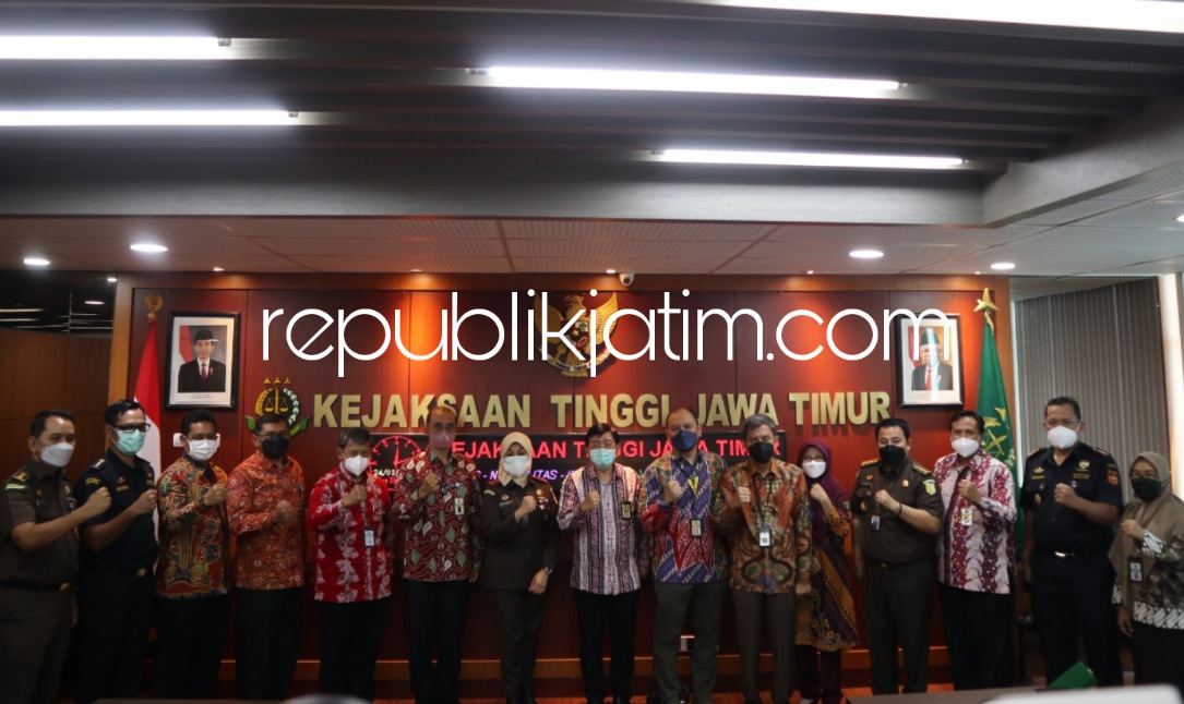 KUNJUNGAN - Plt Kepala Kanwil DJP Jatim II, Dudung Rudi Hendratna dan Kepala Kanwil DJP Jatim I beserta jajaran Kementerian Keuangan Jawa Timur lain berkunjung ke Kejaksaan Tinggi Jawa Timur (Kejati Jatim) di JL Ahmad Yani No 54, Surabaya, kemarin.