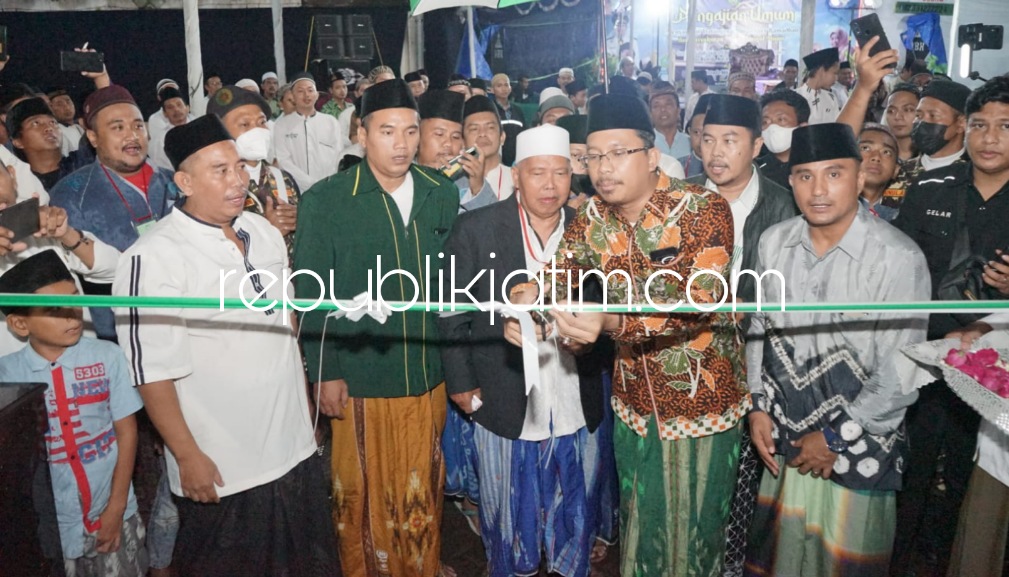 RESMIKAN - Bupati Sidoarjo, Ahmad Muhdlor Ali (Gus Muhdlor) meresmikan Masjid Sirojul Munir di Dusun Turi Pinggir, Desa Berbek, Kecamatan Waru, Sidoarjo, Selasa (29/03/2022) malam.