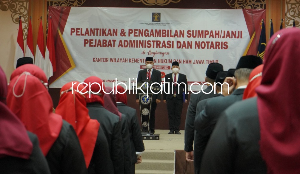 LANTIK - Plt Kepala Kanwil Kemenkumham Jatim, Wisnu Nugroho Dewanto melantik 37 pejabat notaris dan 3 pejabat administrasi di Aula Raden Wijaya, Rabu (30/03/2022).