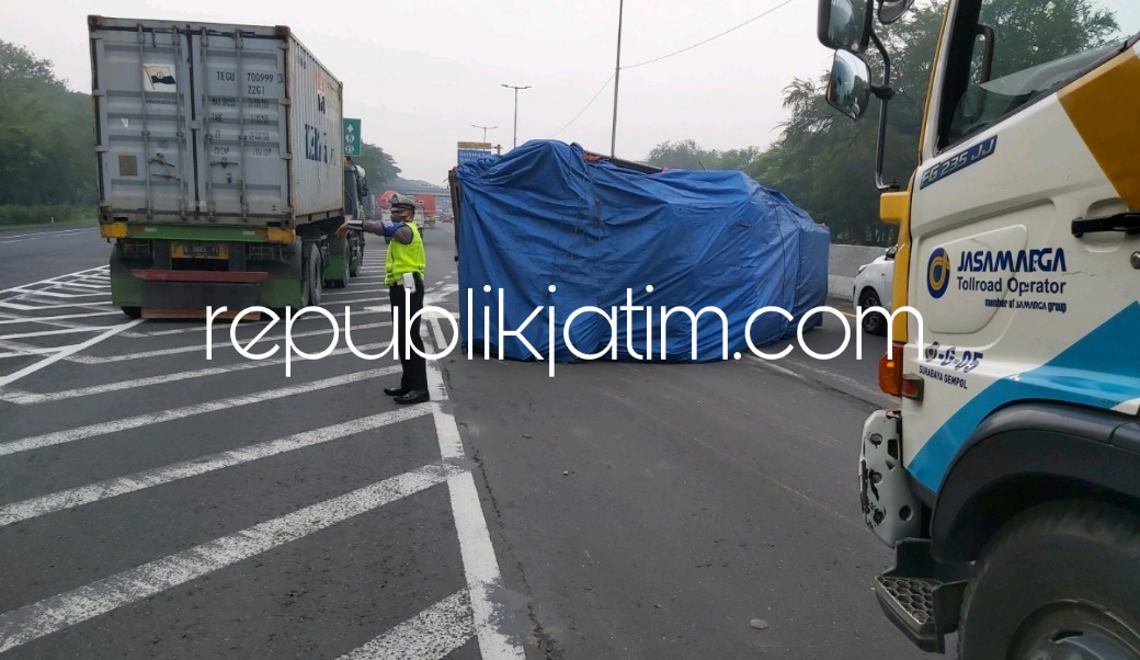 TERGULING - Truk Pengangkut Mebel bernopol K 1484 KD yang dikemudikan Miftahul Anam (26) warga Desa Rengging, Kecamatan Pecangaan, Kabupaten Jepara terguling di JL Tol Sidoarjo - Waru, Kamis (31/03/2022).