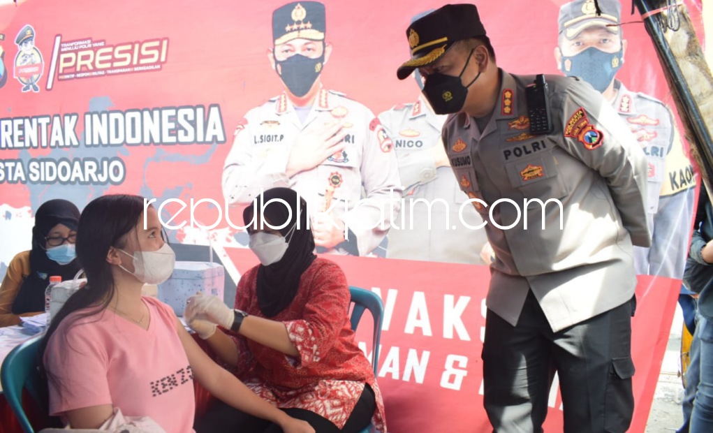 VAKSIN - Untuk mengecek layanan vaksinasi di gerai vaksin 24 jam Pos TPI, Kapolresta Sidoarjo Kombes Pol Kusumo Wahyu Bintoro memantau vaksin bersamaan zoom meeting vaksinasi serentak dipimpin Wakapolri Komjen Pol Gatot Eddy Pramono, Kamis (31/02/2022).