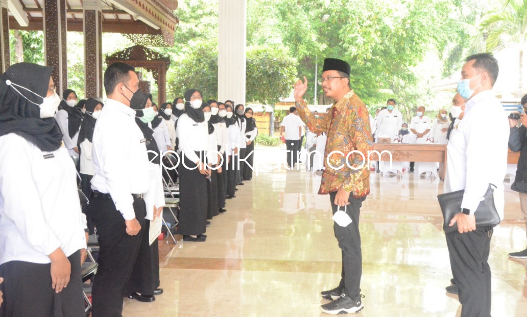 SK - Bupati Sidoarjo Ahmad Muhdlor Ali (Gus Muhdlor) didampingi Plh Sekretaris Daerah dan Plt Kepala BKD Pemkab Sidoarjo menyerahkan SK 316 CPNS Tahun 2021 di Pendopo Delta Wibawa, Jumat (01/04/2022).