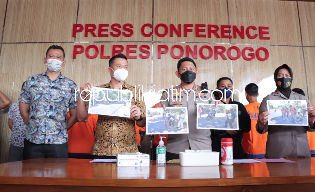 TERSANGKA - Tim penyidik Satuan Reskrim, Polresta Sidoarjo menetapkan sebanyak enam orang sebagai tersangka dalam kasus dugaan korupsi proyek pembangunan jalan senilai Rp 1,3 miliar, Jumat (01/04/2022).