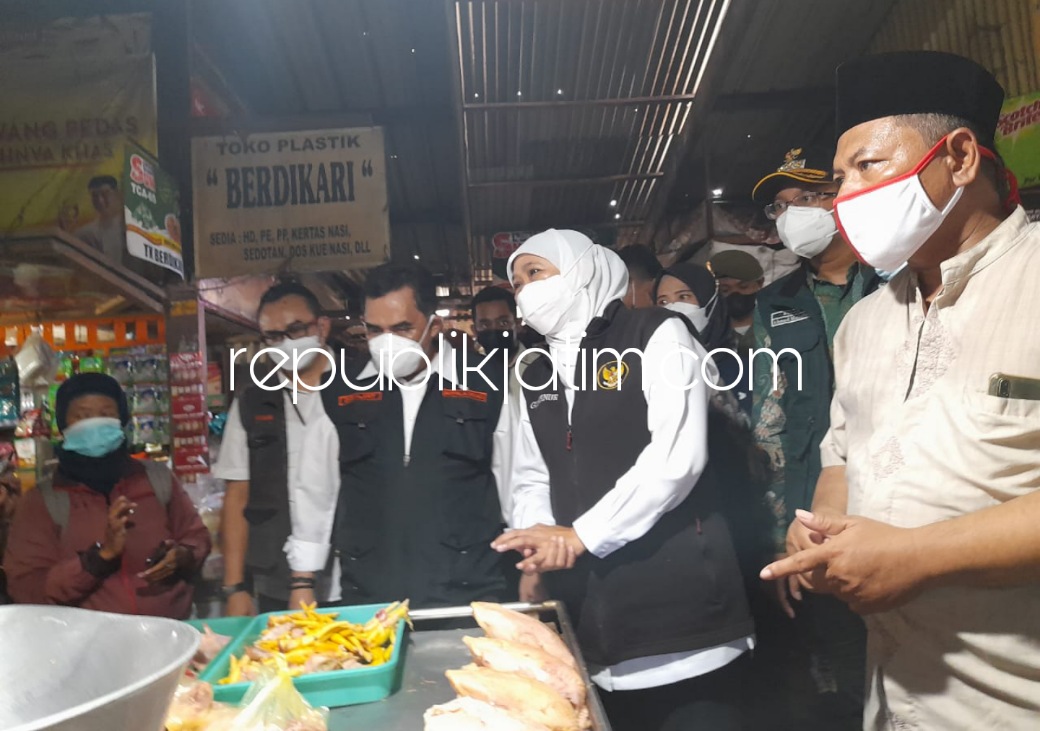 MIGOR - Sejumlah pedagang di Pasar Larangan, Kecamatan Candi, Sidoarjo mengelukan pasokan minyak goreng (Migor) yang tersendat saat sidak Gubernur Jatim, Khofifah Indar Parawansa dan Bupati Sidoarjo, Ahmad Muhdlor, Sabtu (02/04/2022).