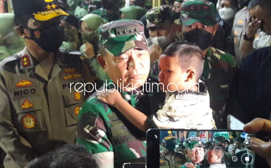 DUKA - Kepala Staf Angkatan Darat (KSAD) Jenderal TNI Dudung Abdurachman menggelar takziyah ke rumah duka Prajurit TNI AD almarhum Sertu Eka Andriyanto Hasugian dan istrinya Sri Lestari Indah Putri korban pembunuhan KKB di Papua, Senin (04/04/2022) malam.