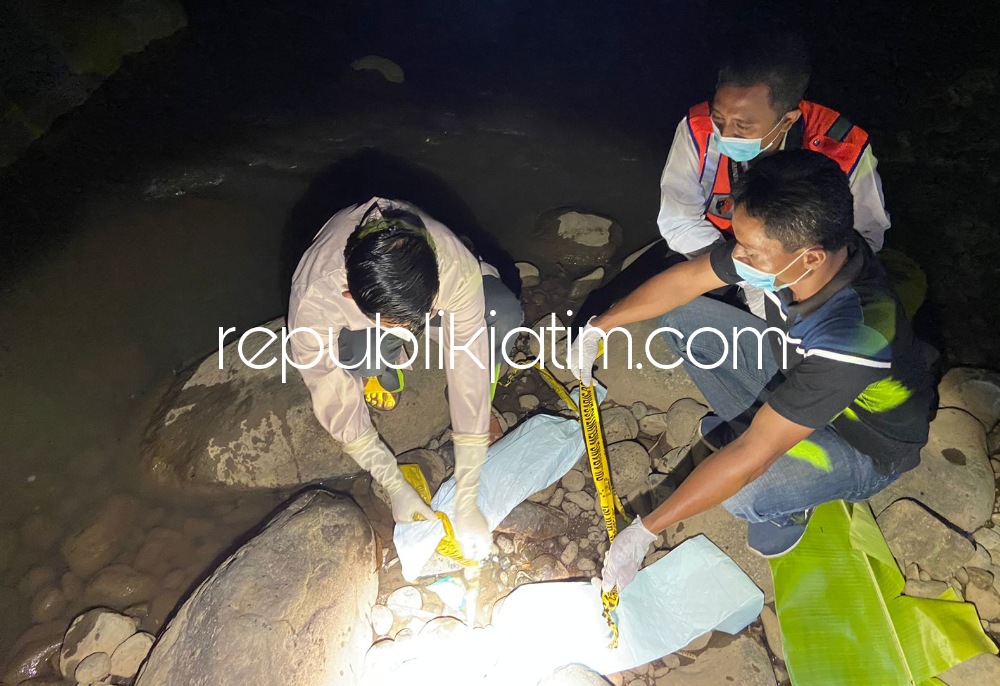 BAYI - Sejumlah petugas Polsek dan tim medis Puskesmas Sooko saat menggelar olah TKP penemuan bayi di aliran Sungai Keyang, Dusun Karangrejo, Desa Ngadirojo, Kecamatan Sooko, Ponorogo, Senin (04/04/2022) petang.