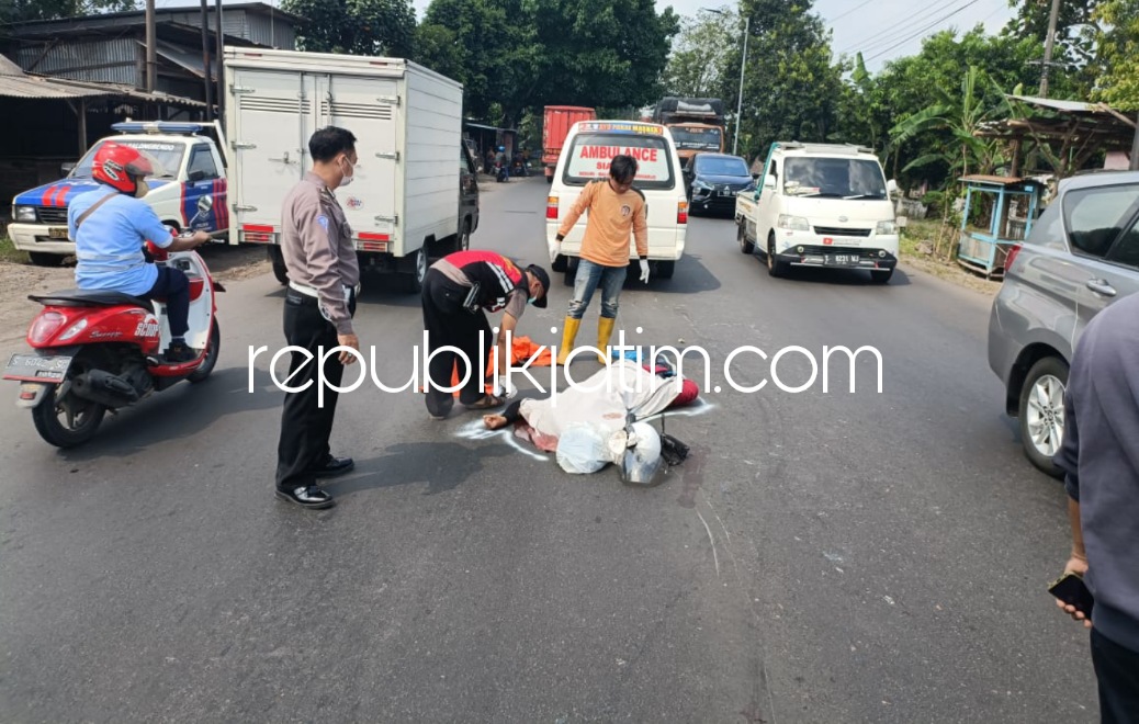EVAKUASI - Sejumlah petugas Unit Laka, Satuan Lantas, Polresta Sidoarjo mengevakuasi korban dan menggelar olah TKP tewasnya pengendara motor, Dimas Rizky Wahyu Wibowo (21) di JL Raya Singkalan, Kecamatan Balongbendo, Sidoarjo, Selasa (05/04/2022).