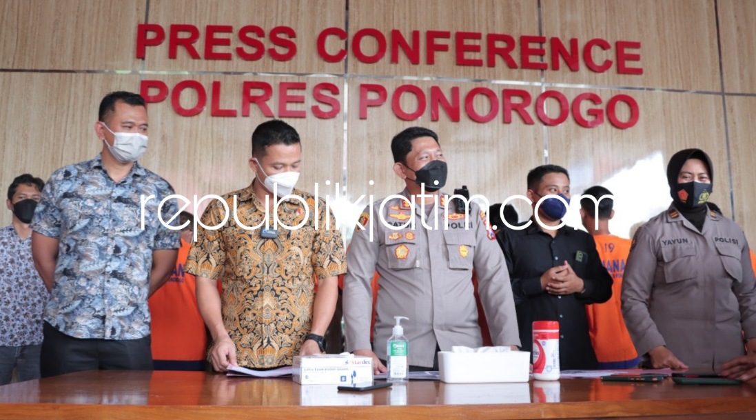 PEJABAT - Tim penyidik Satuan Reskrim, Polres Ponorogo menetapkan 4 pejabat Dinas PU Pemkab Ponorogo sebagai tersangka kasus dugaan korupsi proyek jalan senilai Rp 1,3 miliar bakal diberi bantuan hukum Pemkab Ponorogo, Selasa (05/04/2022).
