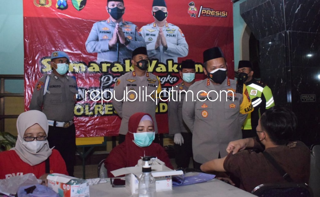 VAKSIN - Kapolresta Sidoarjo Kombes Pol Kusumo Wahyu Bintoro bersama Wakapolresta Sidoarjo AKBP Deny Agung Andriana dan PJU Polresta Sidoarjo memantau proses vaksinasi di Masjid Agung Sidoarjo, Selasa (05/04/2022) malam.
