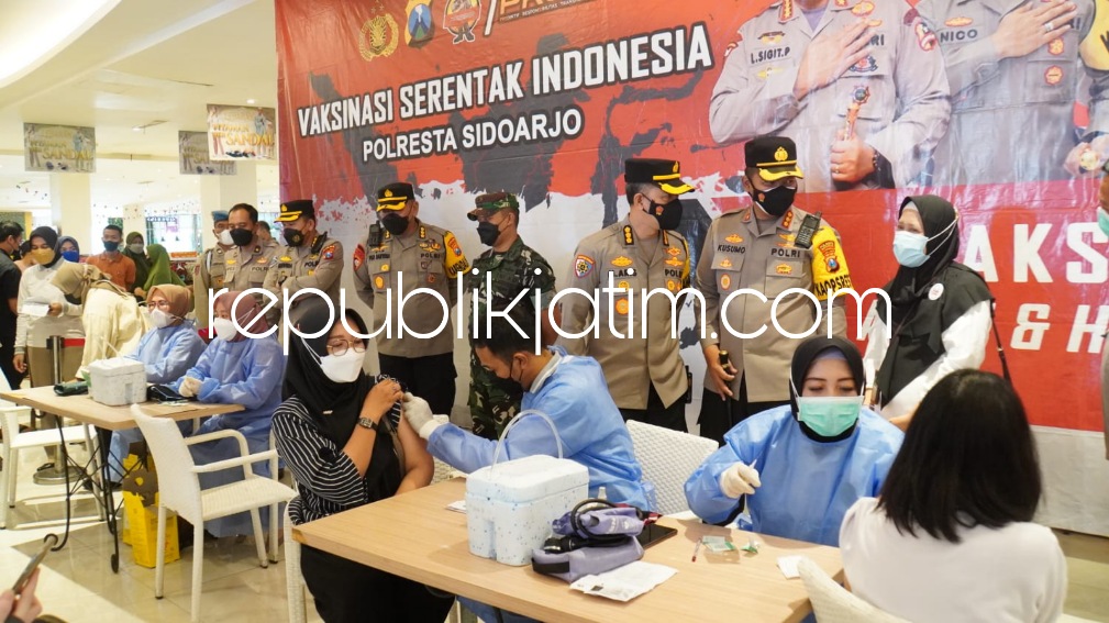 VAKSIN- Inspektur Pengawasan Daerah (Irwasda) Polda Jawa Timur Kombes Pol Mohammad Aris didampingi Kapolresta Kombes Pol Kusumo Wahyu Bintoro menghadiri zoom meeting vaksinasi serentak pimpinan Irwasum Polri di Transmart Sidoarjo, Rabu (06/04/2022).