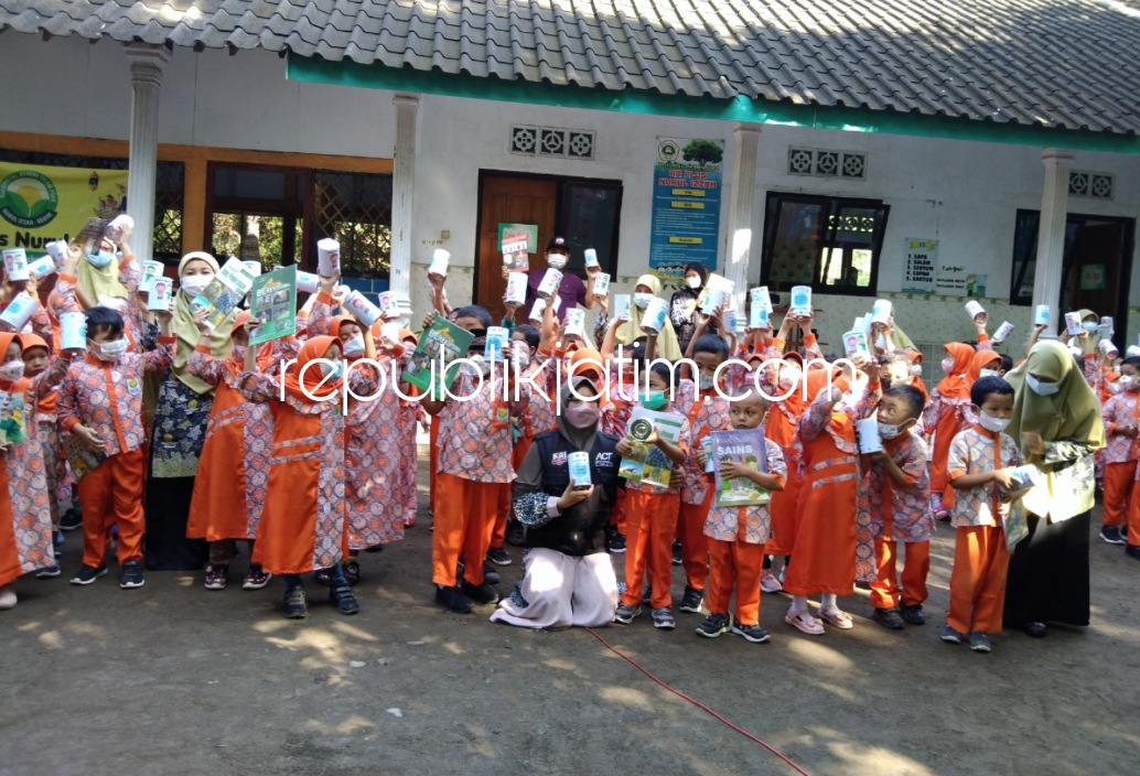 SEDEKAH - Aksi Cepat Tanggap (ACT) bersama Yayasan Pelayanan dan Pembinaan Umat (YPPU) Nurul Izzah Kediri menginisiasi gerakan sosial bertajuk Sedekah Harian Ramadhan untuk membangun kepedulian anak-anak terhadap isu sosial, Rabu (06/04/2022).