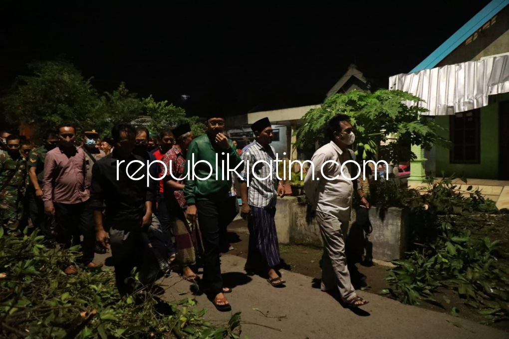PUTING BELIUNG - Bupati Sidoarjo, Ahmad Muhdlor Ali (Gus Muhdlor) bersama rombongan BPBD mengecek kondisi rumah warga dan fasum di Desa Grogol dan Sudimoro, Kecamatan Tulangan yang rusak akibat amukan angin puting beliung, Rabu (06/04/2022) malam.