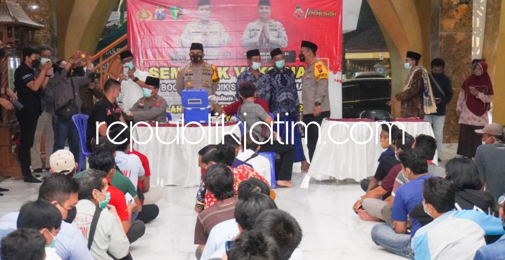 PANTAU - Kapolresta Sidoarjo Kombes Pol Kusumo Wahyu Bintoro memantau pelaksanaan vaksinasi dosis ketiga (booster) di Masjid Baiturrahman, Desa Jati, Kecamatan Sidoarjo, Rabu (06/04/2022) malam.