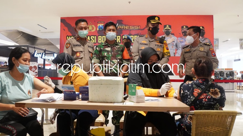 VAKSIN - Kapolresta Sidoarjo Kombes Pol Kusumo Wahyu Bintoro saat menghadiri zoom meeting vaksinasi serentak pimpinan Wakapolri bertempat di Transmart Sidoarjo, Kamis (07/04/2022).