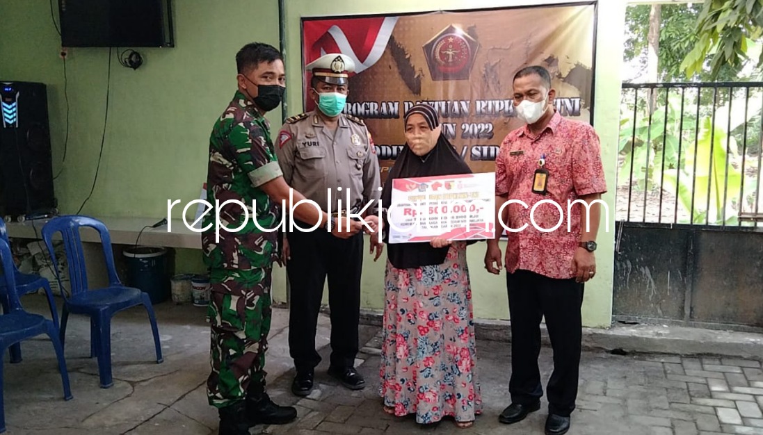 BANTUAN - Danramil Wonoayu Kapten Arm Teguh Yudi Irbayanto didampingi Forkopimka Wonoayu saat menyerahkan BTPKLWN ke salah satu warga Wonoayu yang berhak menerima, Jumat (08/04/2022).