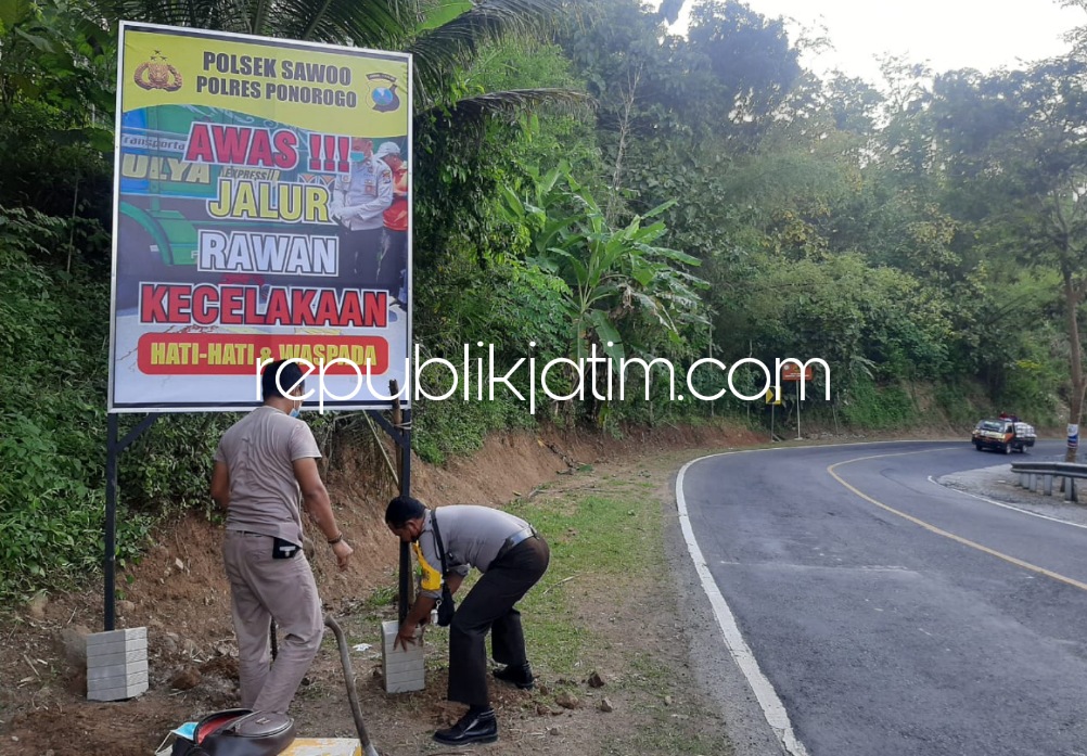 BANNER - Untuk menekan kecelakaan lalu lintas di jalur Ponorogo - Trenggalek, petugas Polsek Sawoo memasang banner berisi himbauan di titik rawan lakalantas di sepanjang jalan antar kabupaten dan propinsi itu, Jumat (08/04/2022).