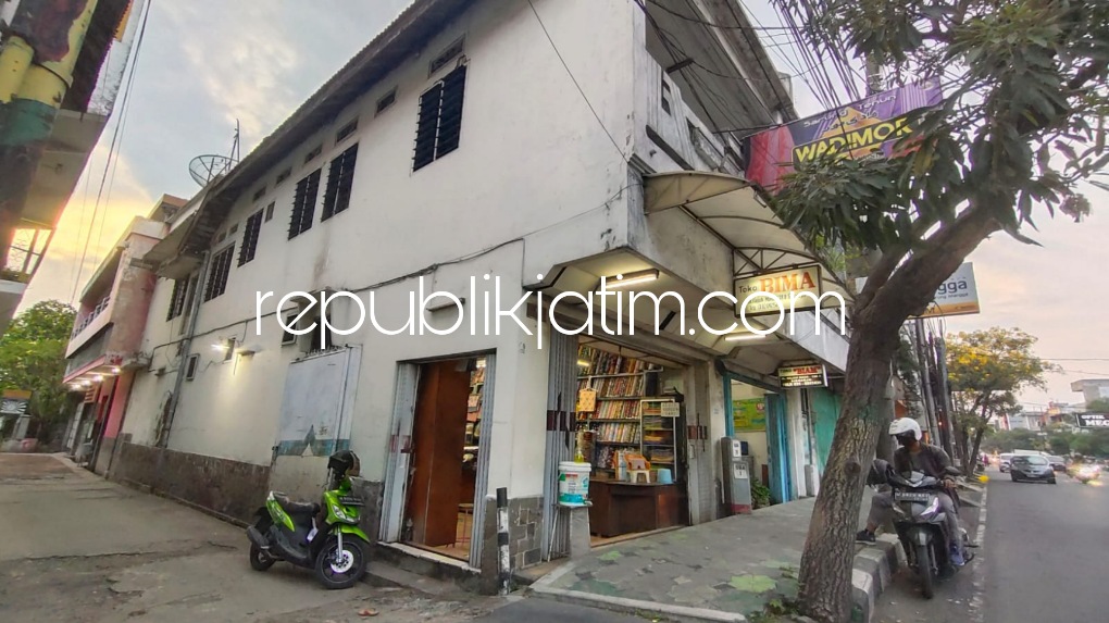 KOTA LAMA - Salah satu sudut kota lama Sidoarjo yang salah satunya berdiri rumah dinas Bupati Sidoarjo pertama yang sudah menjadi kawasan pertokoan dan masjid jami pertama Kauman di JL Gajahmada Sidoarjo, Jumat (08/04/2022).