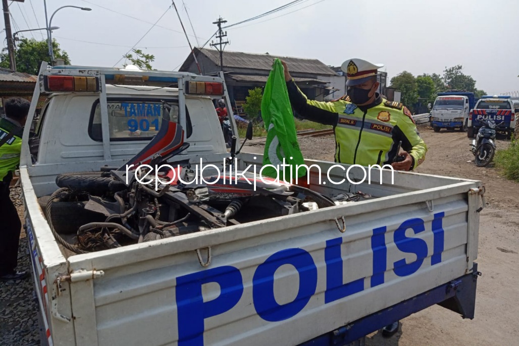OLAH TKP - Kanit Laka Satuan Lantas Polresta Sidoarjo, AKP Sugeng Sulistyono memimpin olah TKP pengendara motor tewas tertabrak KA Jenggala Surabaya - Mojokerto di perlintasan Klutuk, Desa Kramatjegu, Kecamatan Taman, Sidoarjo, Sabtu (09/04/2022).