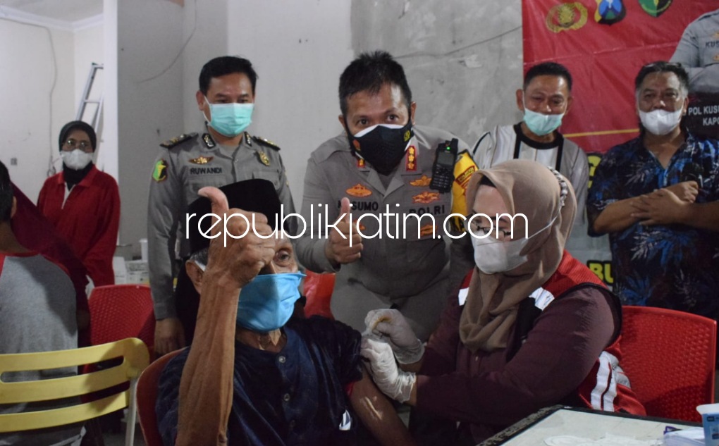 VAKSIN - Kapolresta Sidoarjo Kombes Pol Kusumo Wahyu Bintoro bersama Wakapolresta Sidoarjo AKBP Deny Agung Andriana dan PJU memantau vaksinasi usai Salat Tarawih di Masjid At Taqwa, Perum Park Royal, Sidokepung, Buduran, Sidoarjo, Sabtu (09/04/2022).