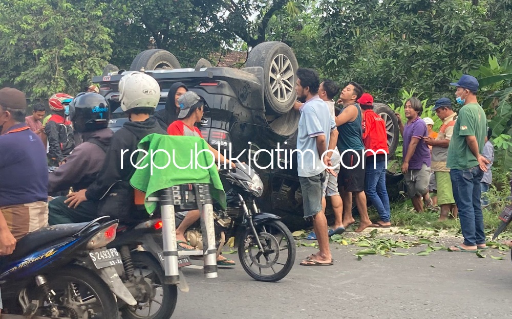TERGULING - Mobil Toyota Fortuner bernopol W 1610 VX yang dikendarai Kuncoro Yulianto warga Desa Kenongo, Kecamatan Tulangan terguling di JL Raya Pangkemiri, Kecamatan Tulangan, Sidoarjo, Minggu (10/04/2022) sore.