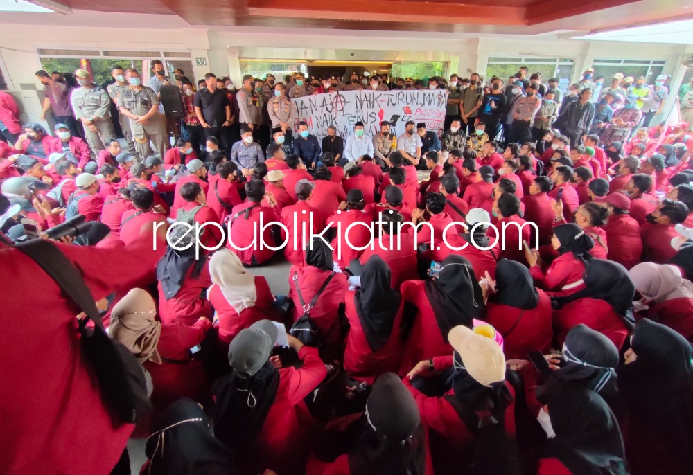 DEMO - Ratusan aktivis mahasiswa Umsida meluruk kantor DPRD Sidoarjo menuntut pembatalan kenaikan BBM, kelangkaan minyak goreng, perpanjangan masa jabatan presiden dan penundaan Pemilu 2024 mendatang, Selasa (12/04/2022). 