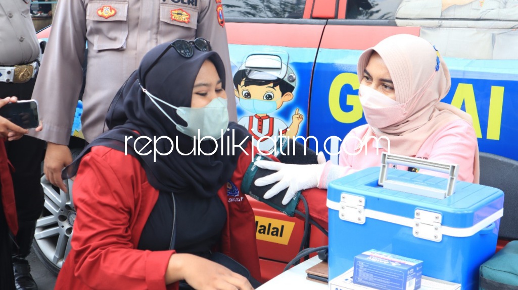 VAKSIN - Sejumlah aktivis mahasiswa Umsida mengikuti vaksin booster di Gerai Vaksinasi yang disediakan Polresta Sidoarjo di lokasi aksi demo di depan Kantor DPRD Sidoarjo, Selasa (12/04/2022).