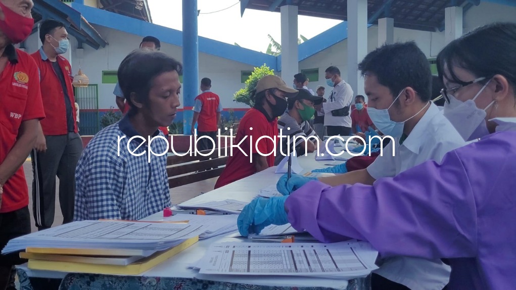 TES - Sebanyak 500 Warga Binaan Pemasyarakatan (WBP) Lapas Kelas I Surabaya di Porong mengikuti tes pemeriksaan Penyakit Menular Seksual (PMS), Rabu (13/04/2022).