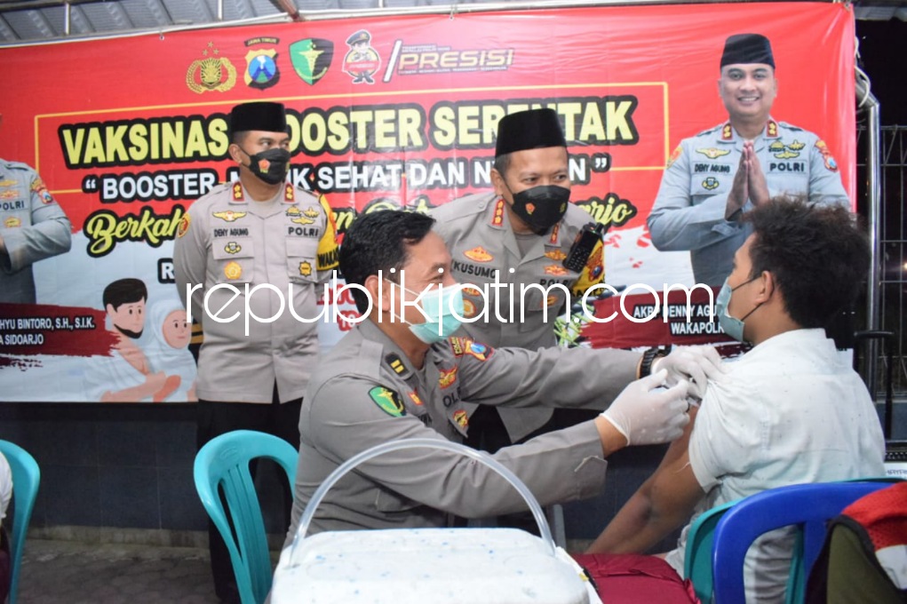 VAKSIN - Kapolresta Sidoarjo Kombes Pol Kusumo Wahyu Bintoro didampingi Wakapolresta Sidoarjo AKBP Deny Agung Andriana menggelar Safari Ramadhan mengecek vaksinasi di Masjid Thoriqul Jannah, Desa/Kecamatan Tarik, Sidoarjo, Rabu (13/04/2022) malam.