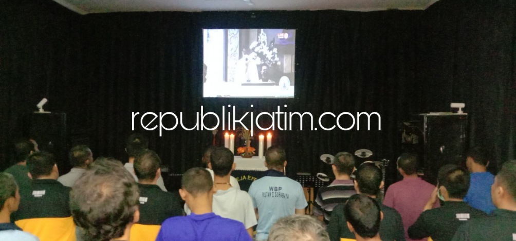PERINGATAN - Peringatan Tri Hari Suci jadi momentum ibadah bersama keluarga bagi umat nasrani dari balik jeruji Gereja Efesus Rutan I Surabaya usai mengikuti Misa Kamis Putih kemarin.