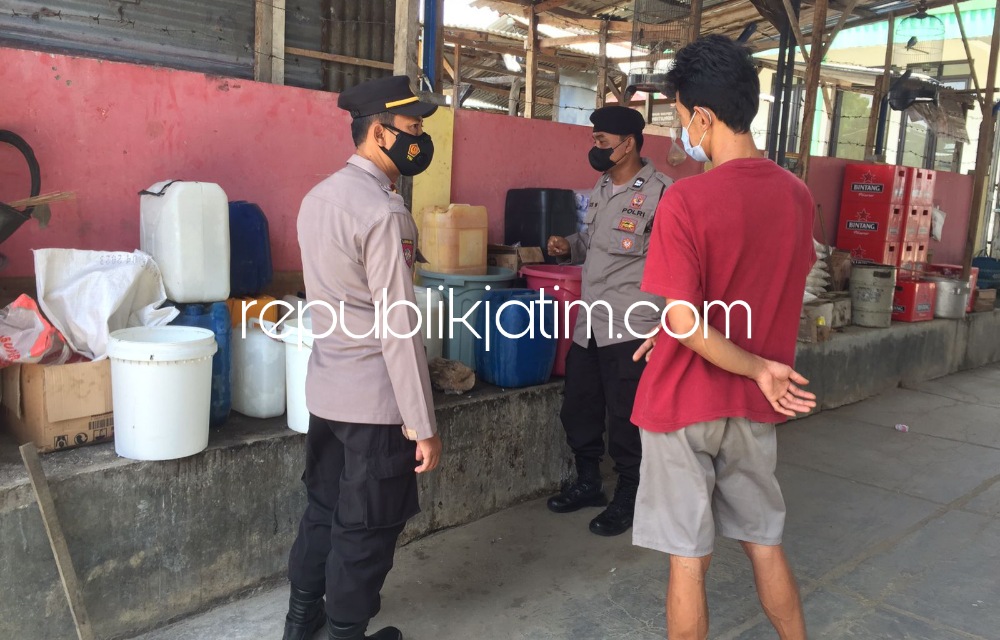 STOK - Kapolsek Pulung Iptu Hariyadi memimpin monitor stok minyak goreng (Migor) di wilayah Pulung, Jumat (15/02/2022).