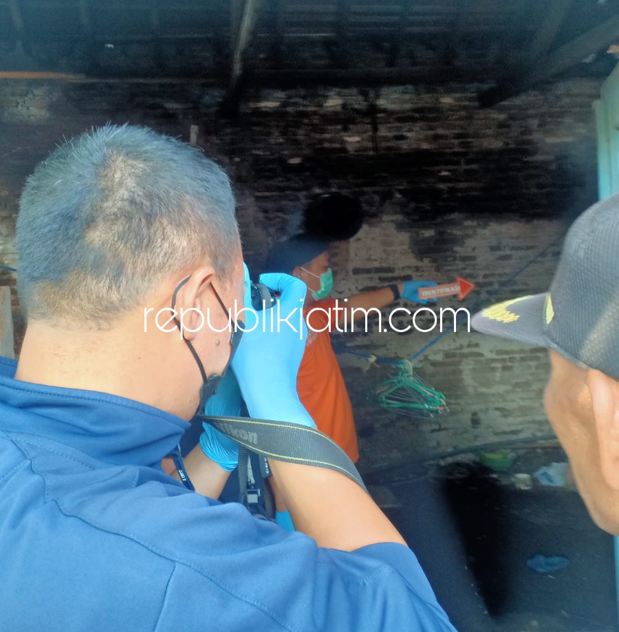 OLAH TKP - Sejumlah petugas Polsek Jabon dan Tim Inafis Polresta Sidoarjo melaksanakan olah TKP tewasnya mahasiswa, MA (29) warga Penganjuran, Desa Balongtani, Kecamatan Jabon Sidoarjo yang tewas gantung diri, Sabtu (16/04/2022). 