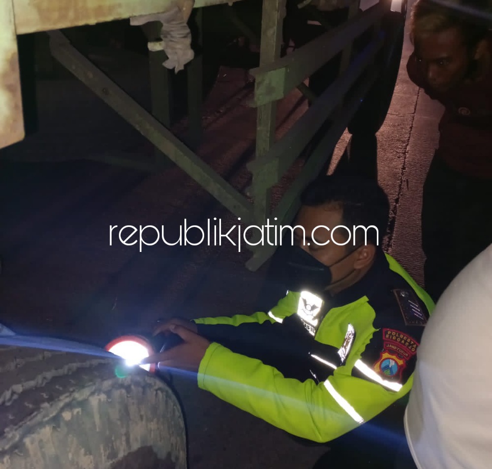 OLAH TKP - Sejumlah petugas melaksanakan olah TKP lokasi kecelakaan pengendara motor terlindas truk di JL Raya Mojosari - Krian, Desa Temu, Kecamatan Prambon, Sidoarjo, Sabtu (16/04/2022) malam.