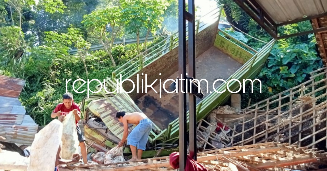 TERGULING - Truk bermuatan porang 6 ton masuk jurang dan menimpa gudang empon-empon di Dusun Gembes, Desa/Kecamatan Slahung, Ponorogo, Minggu (17/04/2022) dini hari.