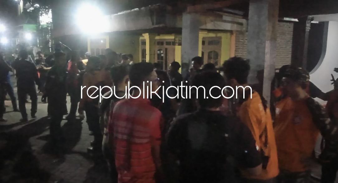 PENCARIAN - Para petugas dan tim pencarian bersama warga mencari Wiliiona (3) balita putri pasutri, Pandik (Gandu) dan Diah warga Dusun Pandokan, Desa Lajuk, Kecamatan Porong, Sidoarjo yang diduga hilang di pinggir sungai, Minggu (17/04/2022).