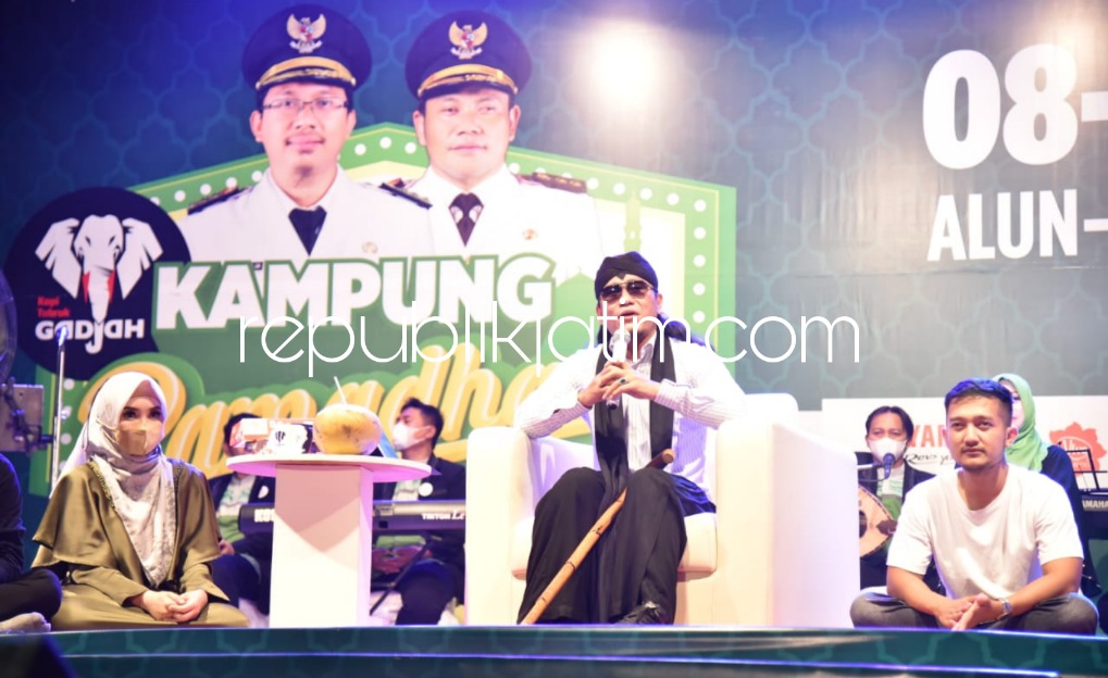 NUZULUL QURAN - Peringatan malam Nuzulul Qur'an menghadirkan ulama kondang KH Miftah Maulana Habiburrahman (Gus Miftah) sebagai pengisi ceramah menyedot antusiasme masyarakat datang ke Alun-alun Sidoarjo, Minggu (17/04/2022) malam.