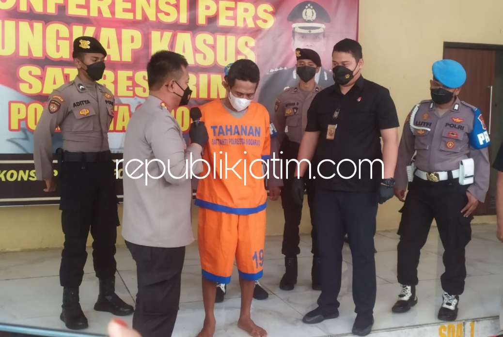 INTEROGASI - Kapolresta Sidoarjo Kombes Pol Kusumo Wahyu Bintoro saat menginterogasi tersangka pencabulan H (50) saat pres rilis di Polresta Sidoarjo, Selasa (19/04/2022).