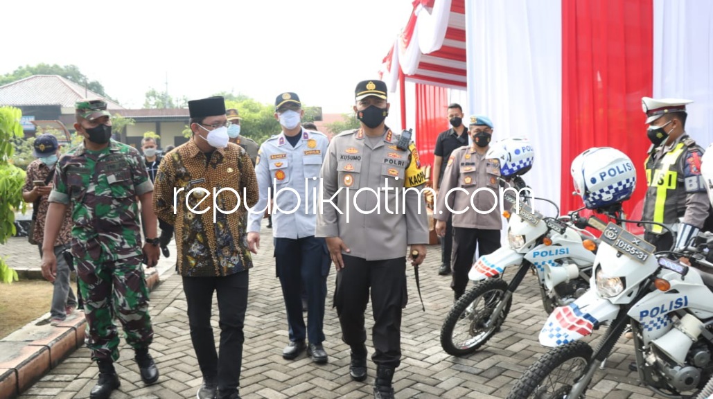 CEK PERSONIL - Bupati Sidoarjo Ahmad Muhdlor Ali (Gus Muhdlor) didampingi Kapolresta Kombes Pol Kusumo Wahyu Bintoro memimpin apel gelar pasukan gabungan Operasi Ketupat Semeru 2022, di Polresta Sidoarjo, Jumat (22/4/2022).