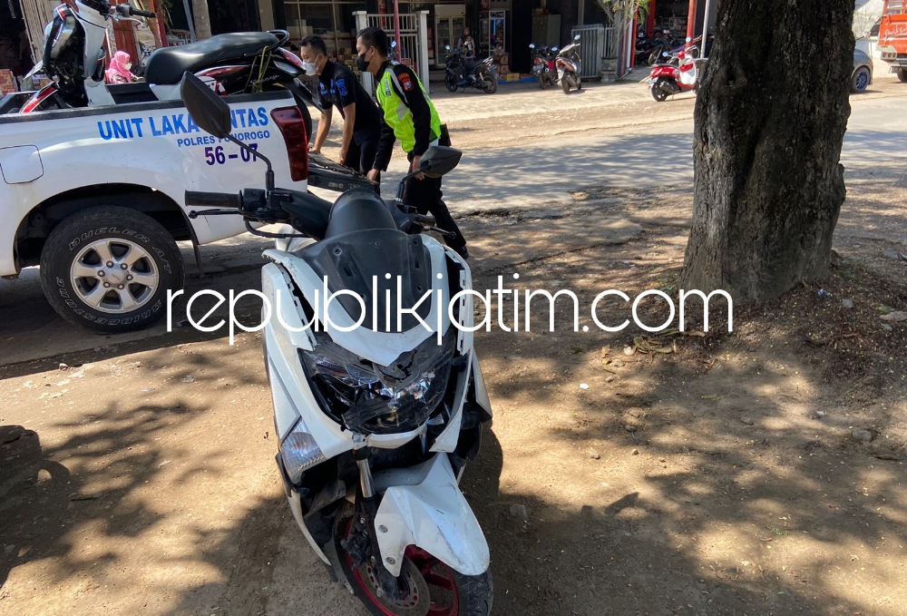 EVAKUASI - Anggota Unit Laka, Satuan Lantas Polres Ponorogo mengevakuasi motor yang terlibat kecelakaan dan melakukan olah TKP di JL Raya Bungkal - Ponorogo tepatnya di Simpang Tiga, Desa/Kecamatan Bungkal, Ponorogo, Jumat (22/04/2022).