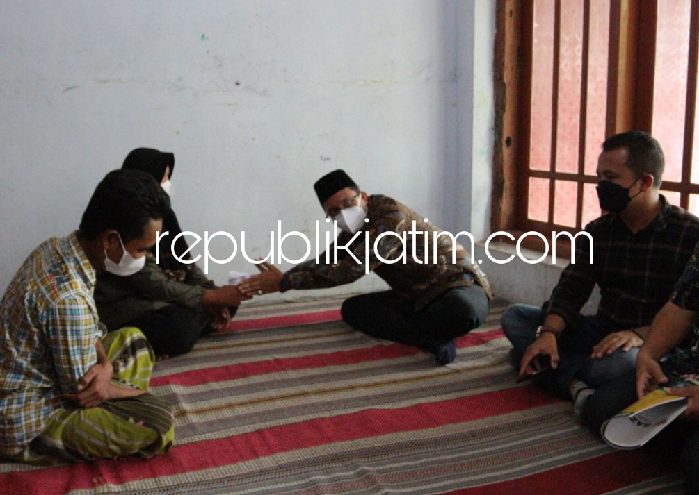 TAKZIAH - Bupati Sidoarjo, Ahmad Muhdlor Ali bersama Plt Ketua Baznas Sidoarjo, Ilhamuddin dan Camat Porong Choirul Anam memberikan santunan kepada keluarga dua bocah tewas asal Desa Lajuk, Kecamatan Porong, Sidoarjo, Sabtu (23/04/2022) sore.