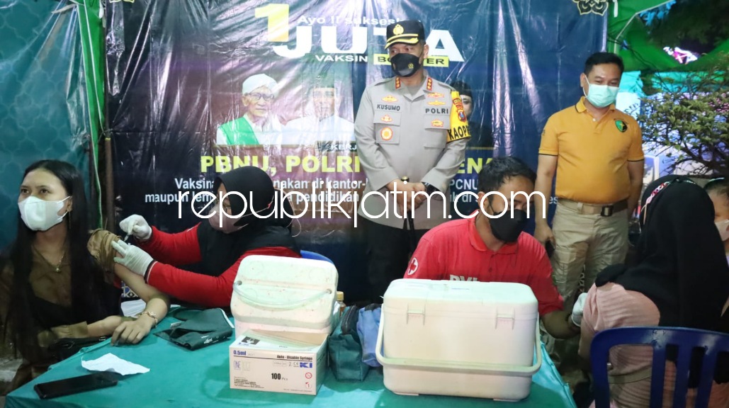 VAKSIN - Kapolresta Sidoarjo Kombes Pol Kusumo Wahyu Bintoro meninjau kegiatan vaksinasi yang digelar Polresta Sidoarjo bertepatan di Kampung Ramadhan Alun-Alun Sidoarjo, Sabtu (23/04/2022) malam.