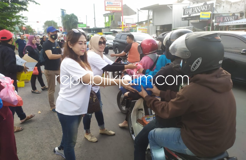 BERBAGI - Para pengurus Ikatan Alumni SMAN 4 Sidoarjo (IKA Smanivda) membagikan sekitar 1.000 paket takjil kepada para pengguna jalan di sekitar perempatan Desa Pilang, Kecamatan Wonoayu, Sidoarjo, Minggu (24/04/2022) petang.