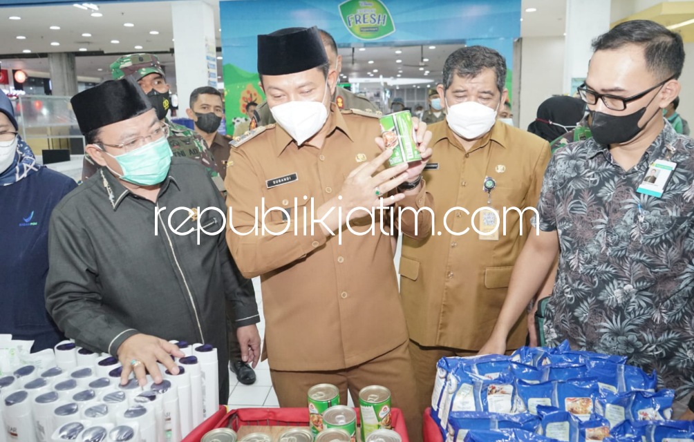 RUSAK - Menjelang Hari Raya Idul Fitri 1443 Hijriyah Wabup Sidoarjo, Subandi bersama tim gabungan menggelar Inspeksi Mendadak (Sidak) Makanan dan Minuman (Mamin) di empat supermarket menemukan mamin kemasan penyok dan kadaluarsa, Senin (25/04/2022). 