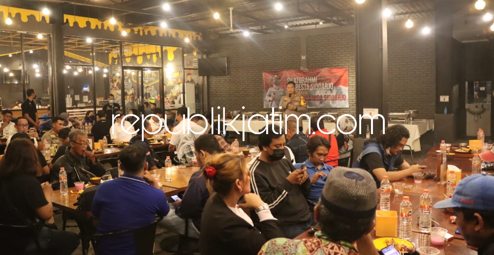 BUKA - Kapolresta Sidoarjo Kombes Pol Kusumo Wahyu Bintoro, Wakapolresta AKBP Deny Agung Andriana didampingi PJU dan Kapolsek jajaran berbuka puasa bersama awak media Piramida Sidoarjo, di WKK Puri Surya Jaya, Gedangan, Senin (25/04/2022) petang. 