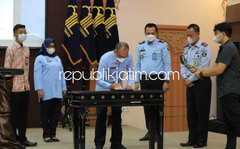 PENCANANGAN - Dirjen HAM Mualimin Abdi bersama Plt Kakanwil Kemenkumham Jatim Wisnu Nugroho Dewanto beserta Pimti Pratama dan Ombudsman RI Perwakilan Provinsi Jatim mencanangkan P2HAM secara hybrid, Senin (25/04/2022).