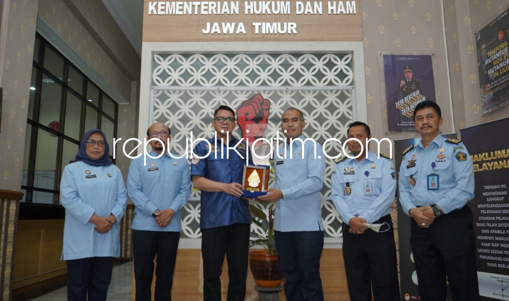 APRESIASI - Anggota Komisi III DPR RI, Arteria Dahlan memberikan apresiasi pencapaian kinerja Kanwil Kemenkumham Jatim dan akan terus mendukung tata kelola pemasyarakatan dan keimigrasian yang baik, Selasa (26/04/2022). 